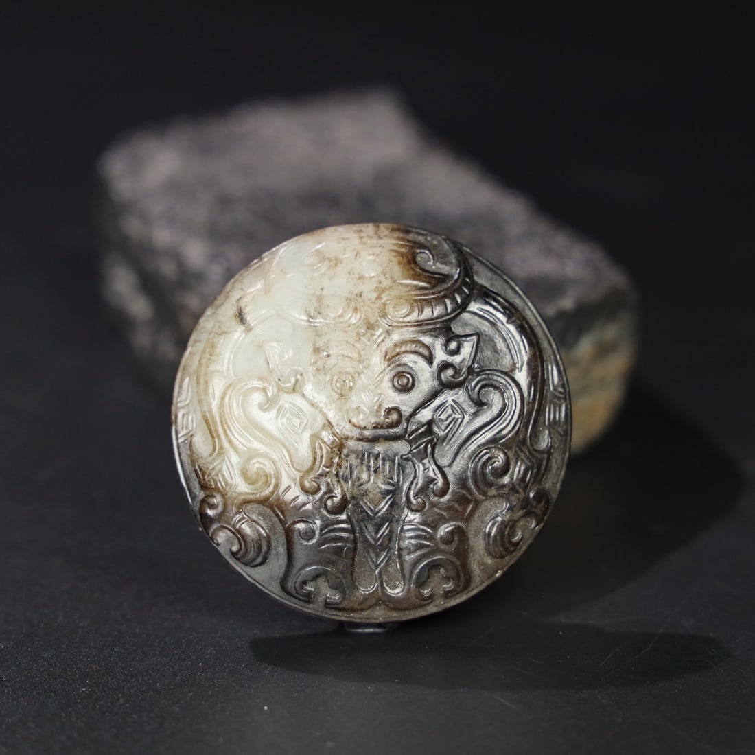 An Exquisite Chinese Natural Jade Carved belt buckle: Size: Width 5.5 cm - Height 2 cm Materials: Jade Dynasty: Qing dynasty Attribution: Qianlong Period Object: belt buckle
