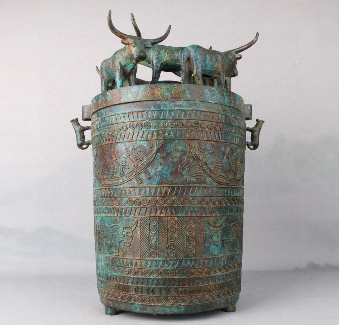 An Exquisite Chinese Bronze Inscription Five Bull Reserve: Size: Height 42 cm - Width 29 cm Materials: Bronze Dynasty: zhou dynasty Attribution: 700-BC Object: Bell