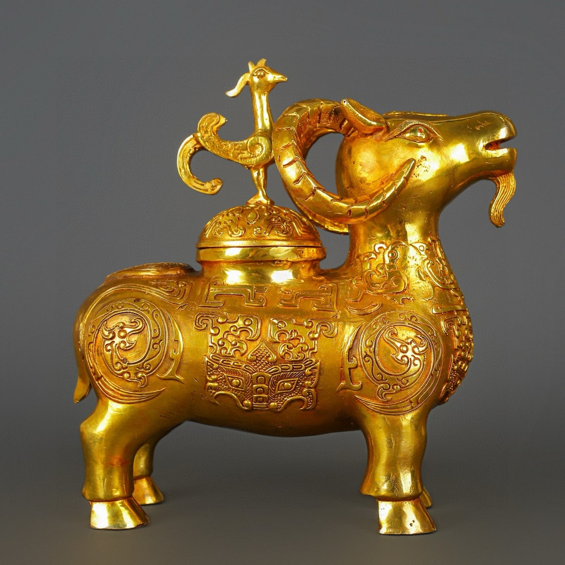 An Exquisite Chinese Bronze gilt gold sheep statue: Size: Height 26 cm - Width 25 cm Materials: Bronze Dynasty: Han dynasty Attribution: 1st to 3rd-C Object: Bell