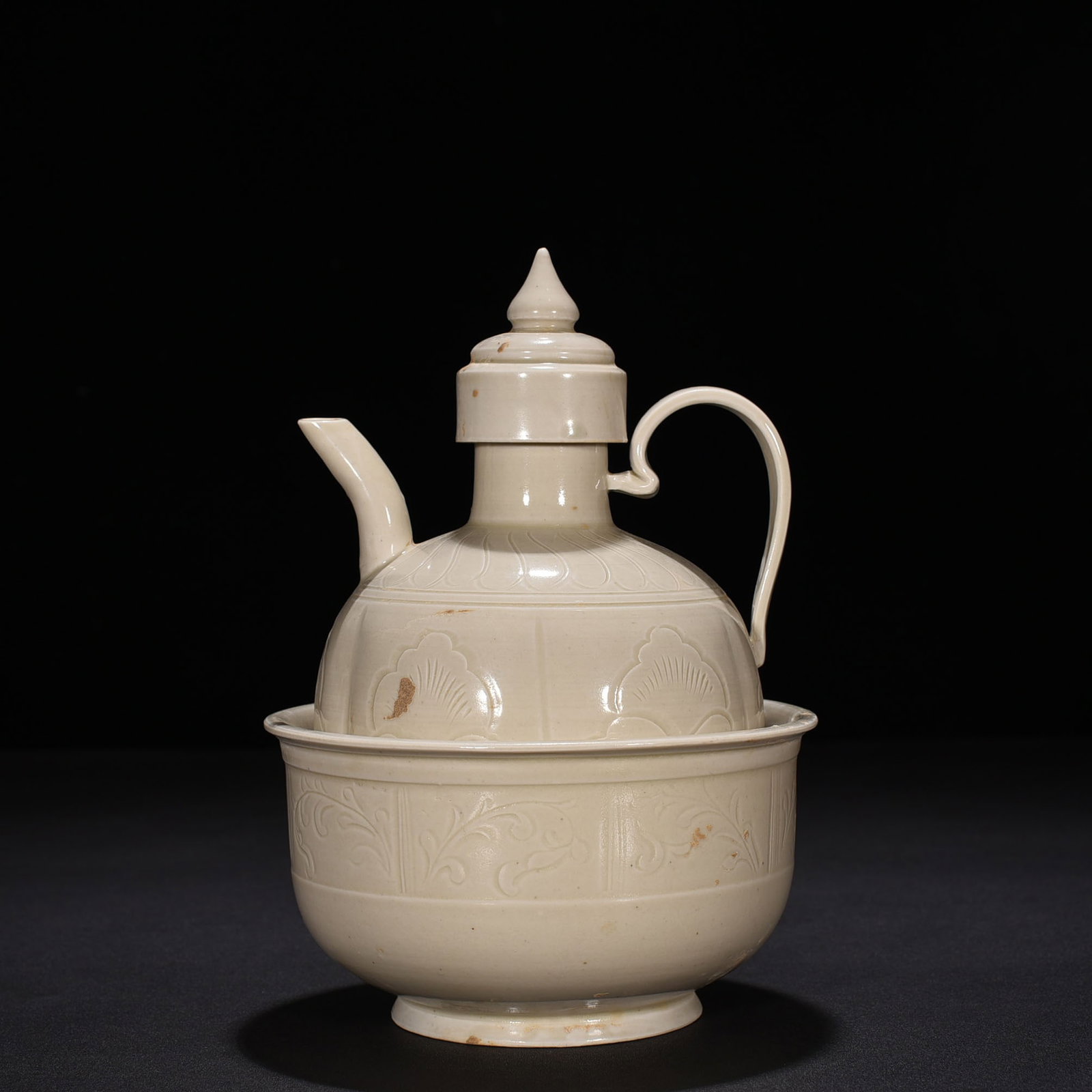 An Exquisite Chinese Ding kiln wine jug: Size: Height 23 cm - Widthh 15 cm Materials: Porcelain Dynasty: Song Dynasty Attribution: 10th-C period Object: jug