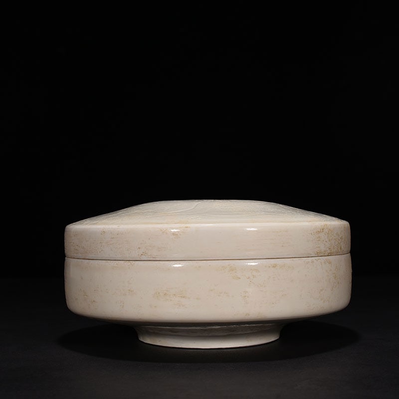 An Exquisite Chinese Ding kiln carved box: Size: Height 12 cm - Widthh 23 cm Materials: Porcelain Dynasty: Song Dynasty Attribution: 10th-C period Object: box