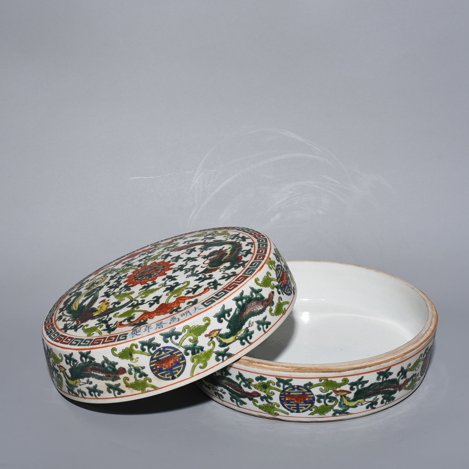 An Exquisite Chinese multi colored box - 5