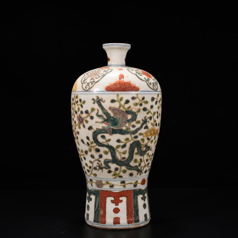 An Exquisite Chinese multi colored dragon pattern plum vase: Size: Height 32 cm - Widthh 15 cm Materials: Porcelain Dynasty: Ming Dynasty Attribution: Wanli Mark Object: vase