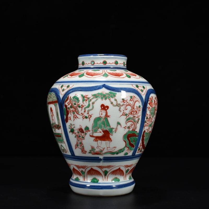 An Exquisite Chinese red and green figure jar: Size: Height 15 cm - Widthh 11 cm Materials: Porcelain Dynasty: Ming Dynasty Attribution: Wanli Mark Object: jar