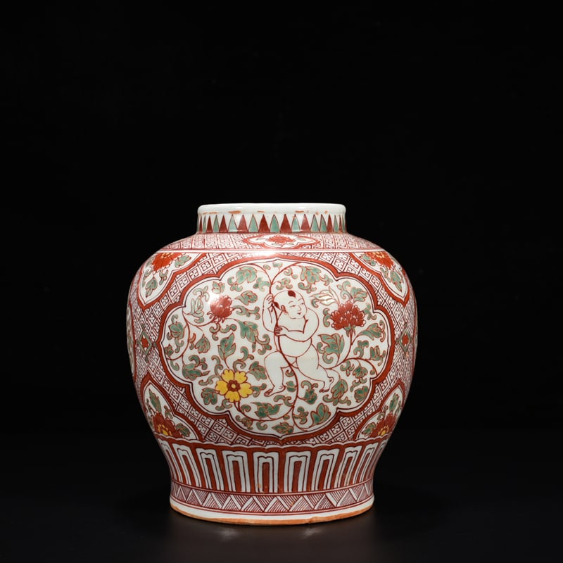 An Exquisite Chinese red and green Panzhi doll pattern jar: Size: Height 21 cm - Widthh 19 cm Materials: Porcelain Dynasty: Ming Dynasty Attribution: Wanli Mark Object: jar
