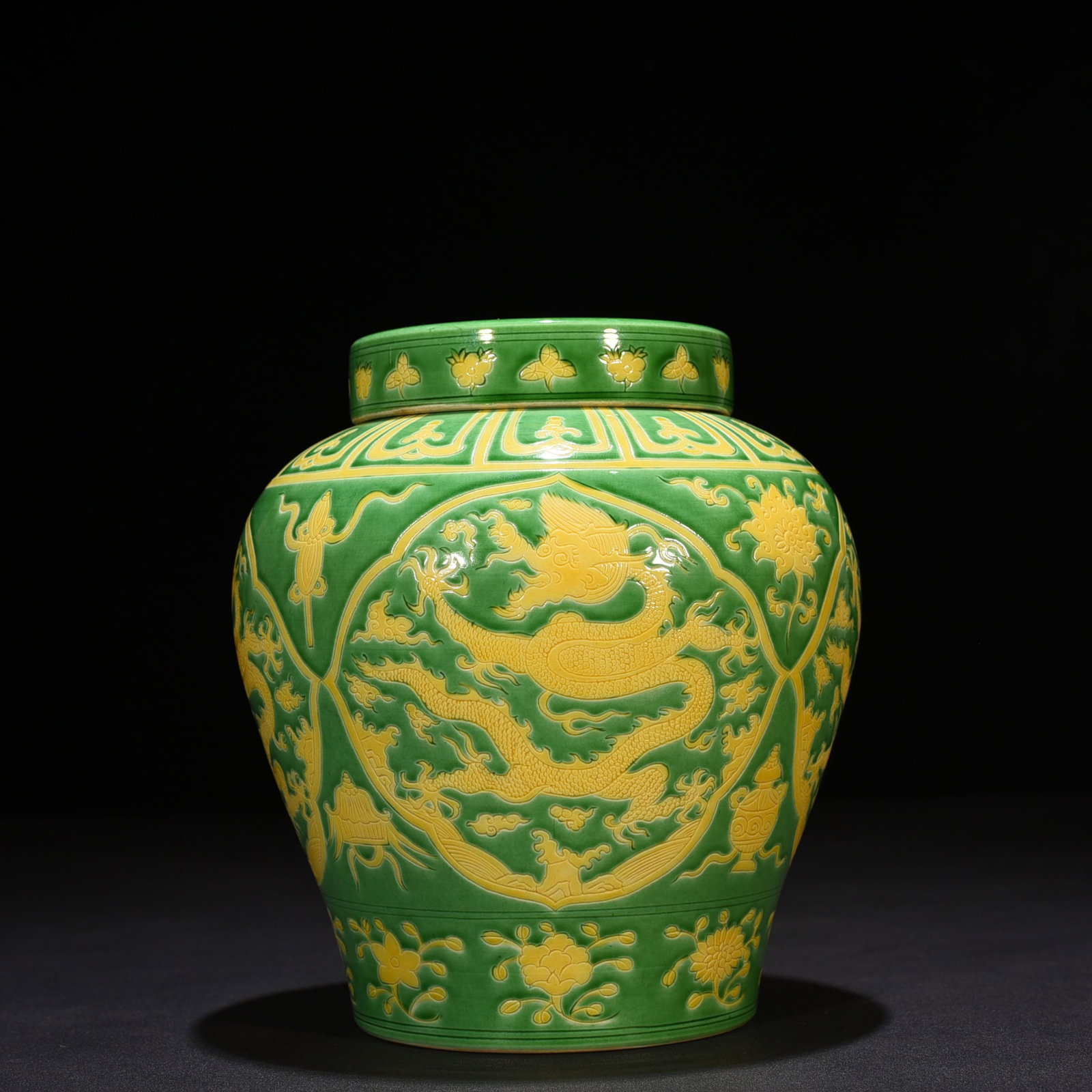 An Exquisite Chinese green land lid jar: Size: Height 20 cm - Widthh 15 cm Materials: Porcelain Dynasty: Ming Dynasty Attribution: Wanli Mark Object: jar