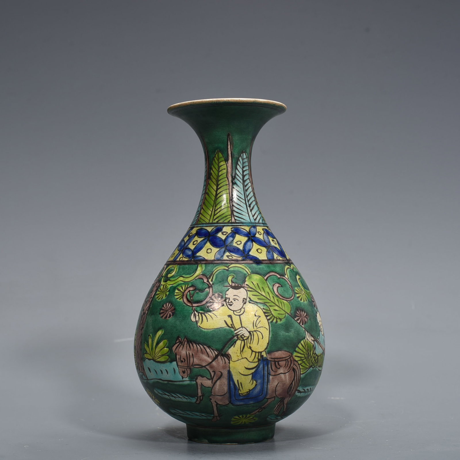An Exquisite Chinese jade pot spring vase: Size: Height 20 cm - Widthh 10 cm Materials: Porcelain Dynasty: Ming Dynasty Attribution: Wanli Mark Object: vase
