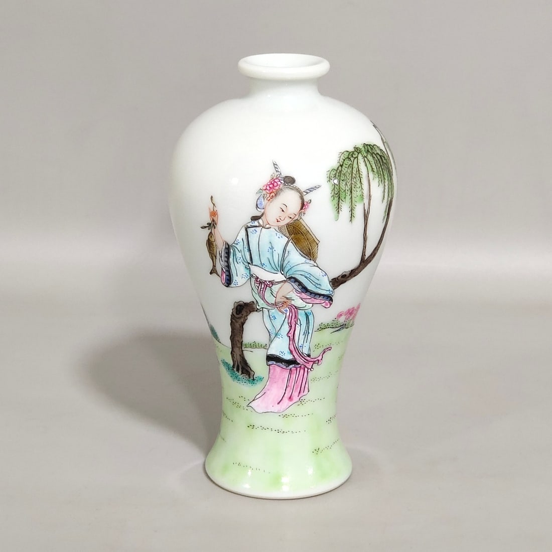 An Exquisite Chinese character story plum vase: Size: Height 10.3 cm - Width 5.8 cm Materials: Porcelain Dynasty: Qing dynasty Inscription: Qianlong Mark Object: vase
