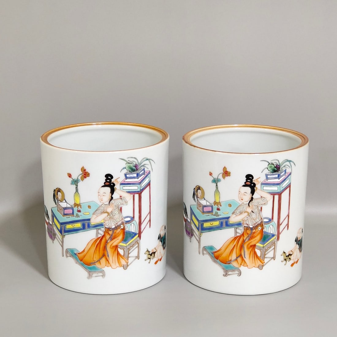 An Exquisite Chinese character story dressing picture pen holder: Size: Height 12 cm - Width 10.5 cm Materials: Porcelain Dynasty: Qing dynasty Inscription: Qianlong Mark Object: pen holder
