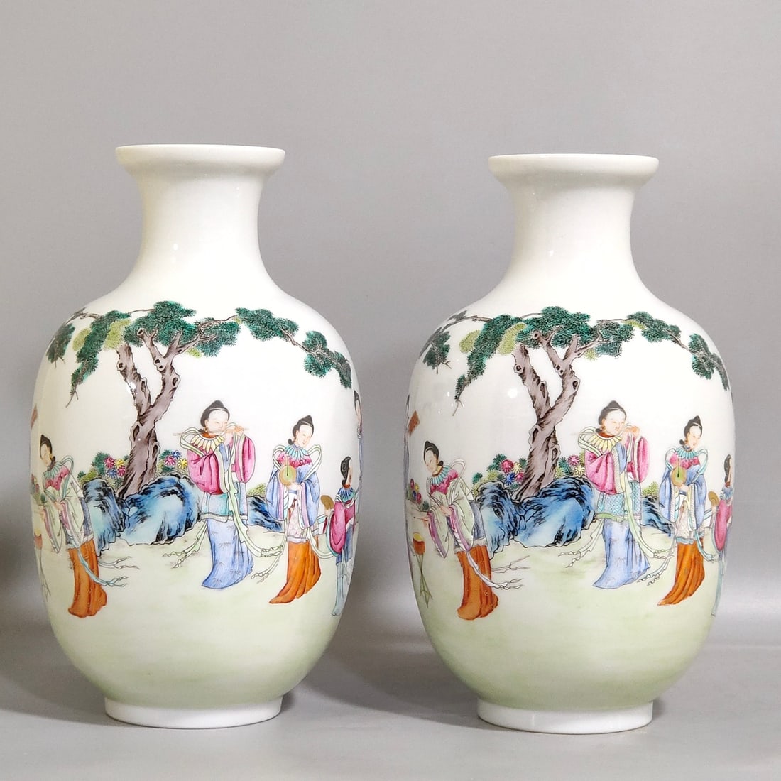 An Exquisite Chinese character story singingAnd dancing vase: Size: Height 20.2 cm - Width 11.5 cm Materials: Porcelain Dynasty: Qing dynasty Inscription: Qianlong Mark Object: vase