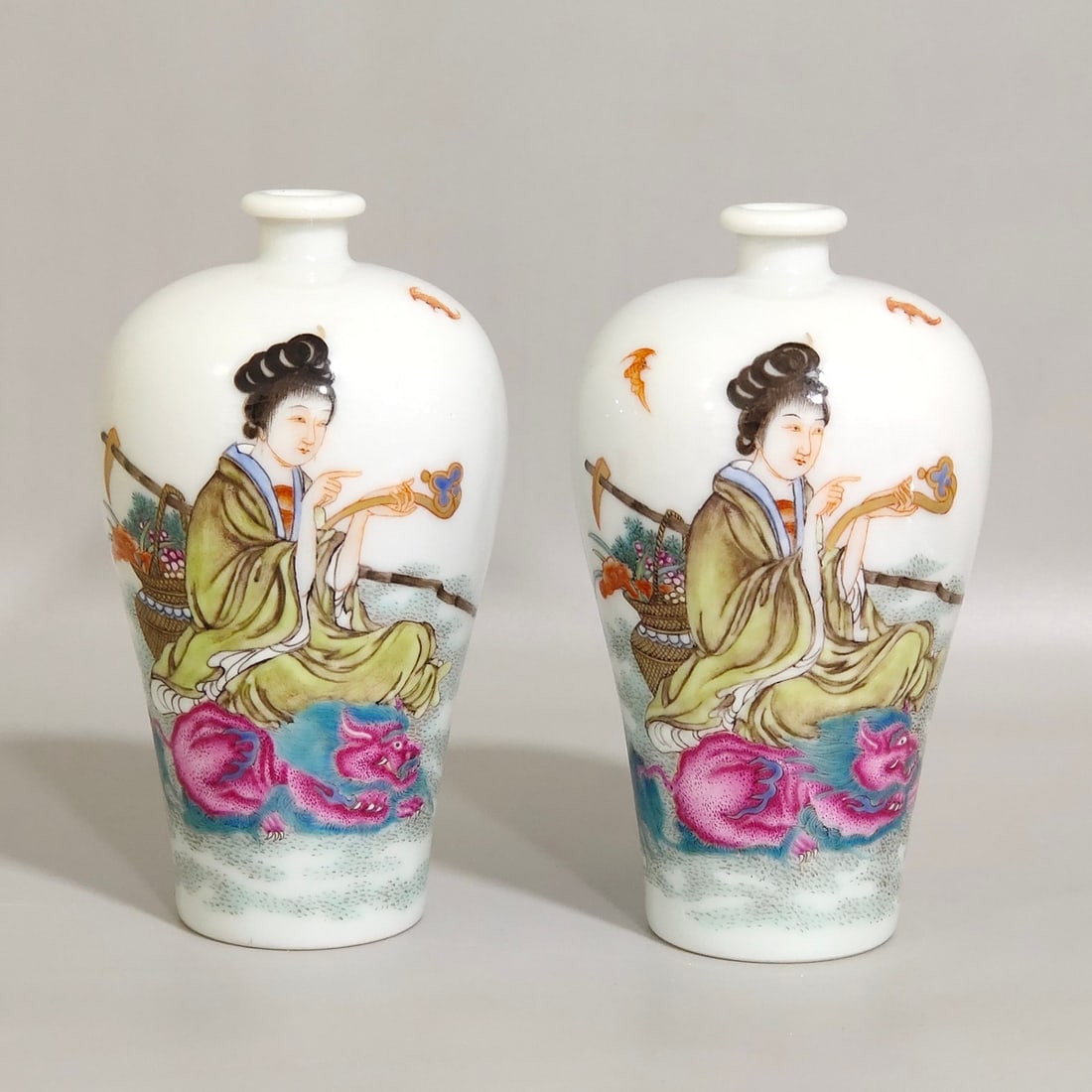 An Exquisite Chinese character story snuff bottle: Size: Height 10 cm - Width 5 cm Materials: Porcelain Dynasty: Qing dynasty Inscription: Qianlong Mark Object: bottle