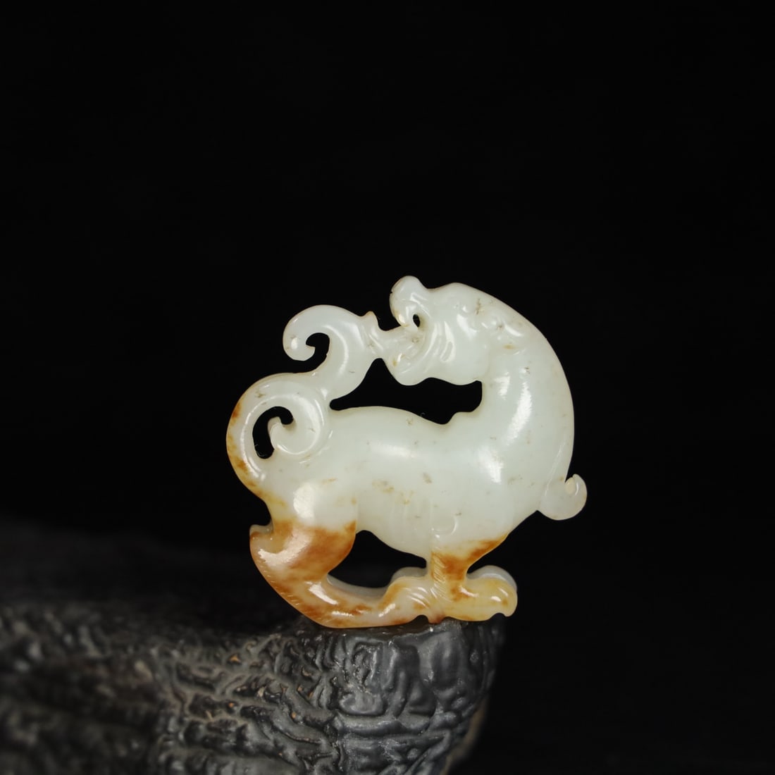 An Exquisite Chinese Natural Jade Carved beasts: Size: Width 5.2 cm - Height 5 cm Materials: Jade Dynasty: Qing dynasty Attribution: Qianlong Period Object: beasts