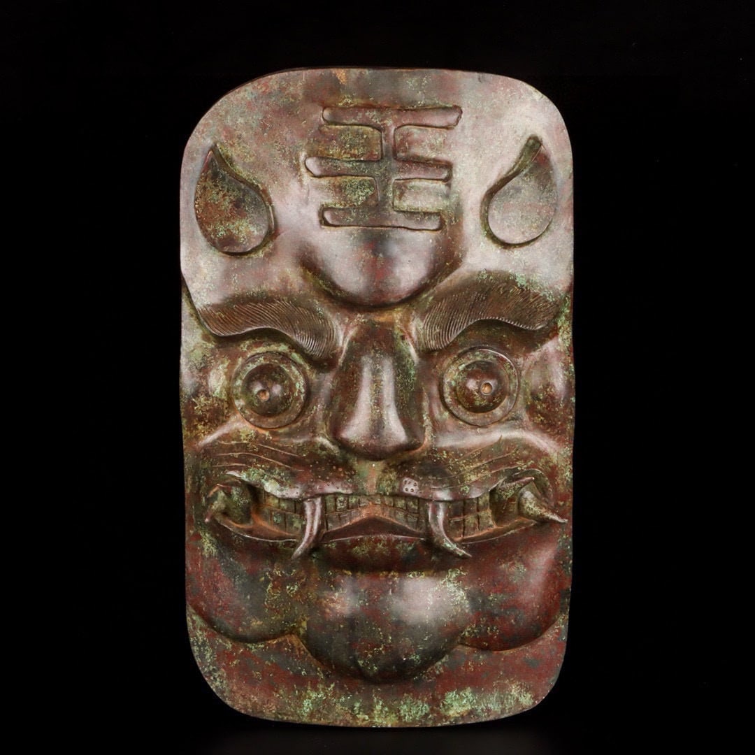 An Exquisite Chinese Bronze animal mask: Size: Height 50 cm - Width 28 cm Materials: Bronze Dynasty: Han dynasty Attribution: 1st to 3rd-C Object: Bell