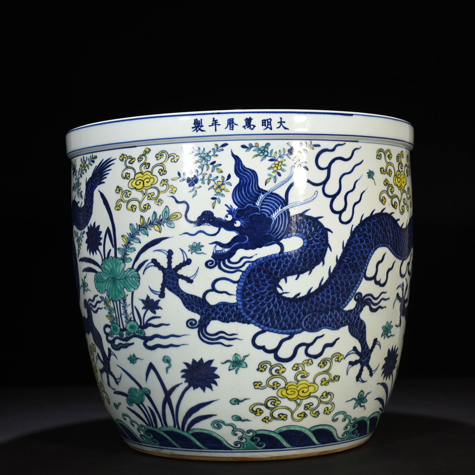 An Exquisite Chinese blue and white multi-colored scroll vase: Size: Height 41 cm - Widthh 46 cm Materials: Porcelain Dynasty: Ming Dynasty Attribution: Wanli Mark Object: vase