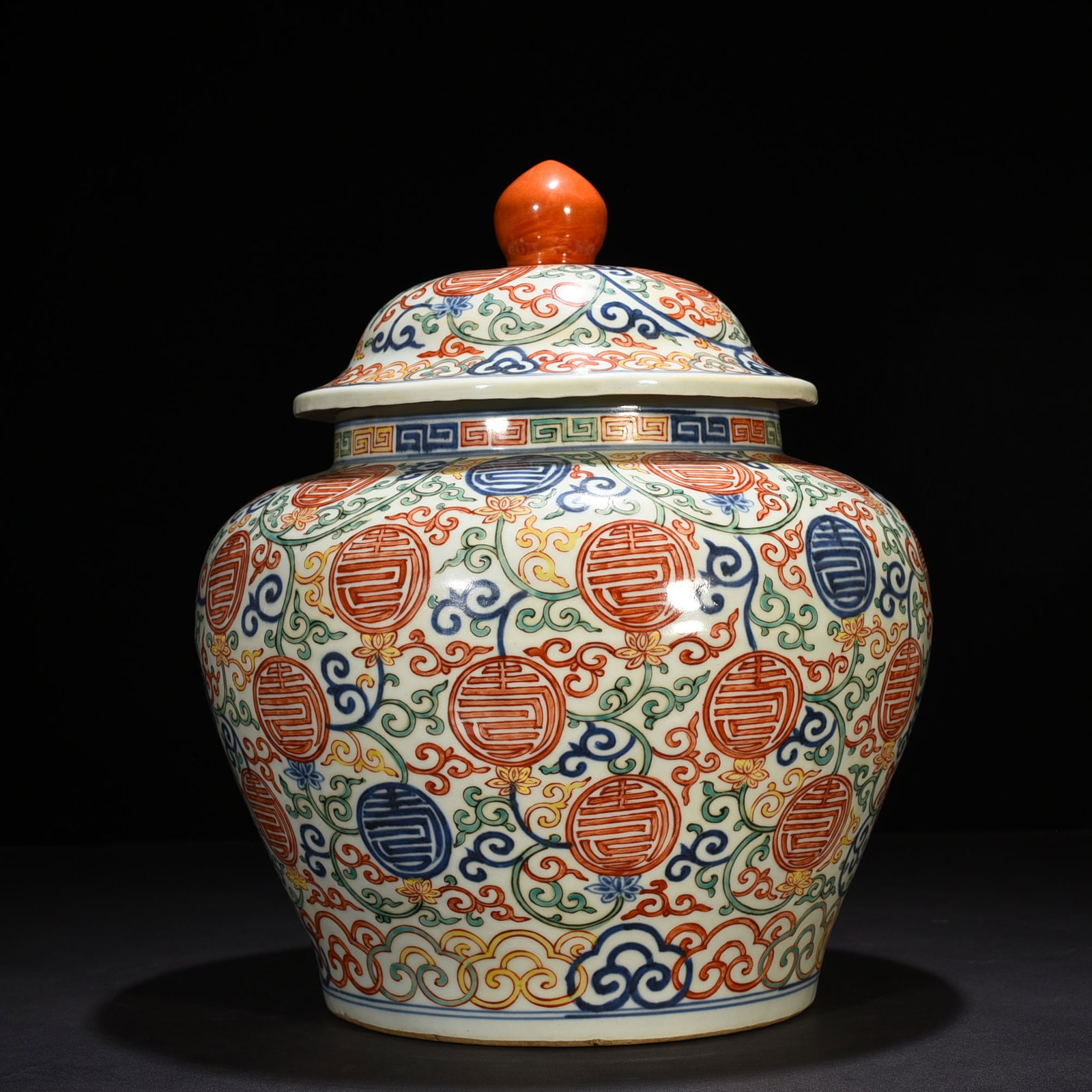 An Exquisite Chinese blue and white multi colored general jar: Size: Height 39 cm - Widthh 26 cm Materials: Porcelain Dynasty: Ming Dynasty Attribution: Wanli Mark Object: jar