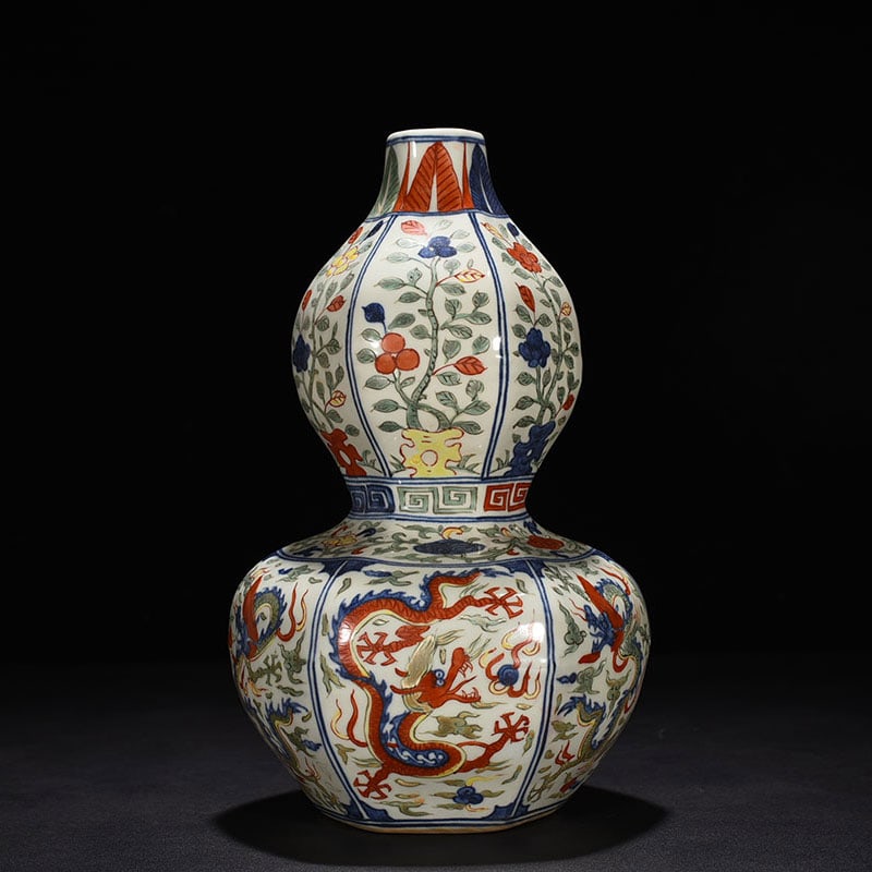 An Exquisite Chinese blue and white multi colored gourd vase: Size: Height 33 cm - Widthh 16 cm Materials: Porcelain Dynasty: Ming Dynasty Attribution: Wanli Mark Object: vase