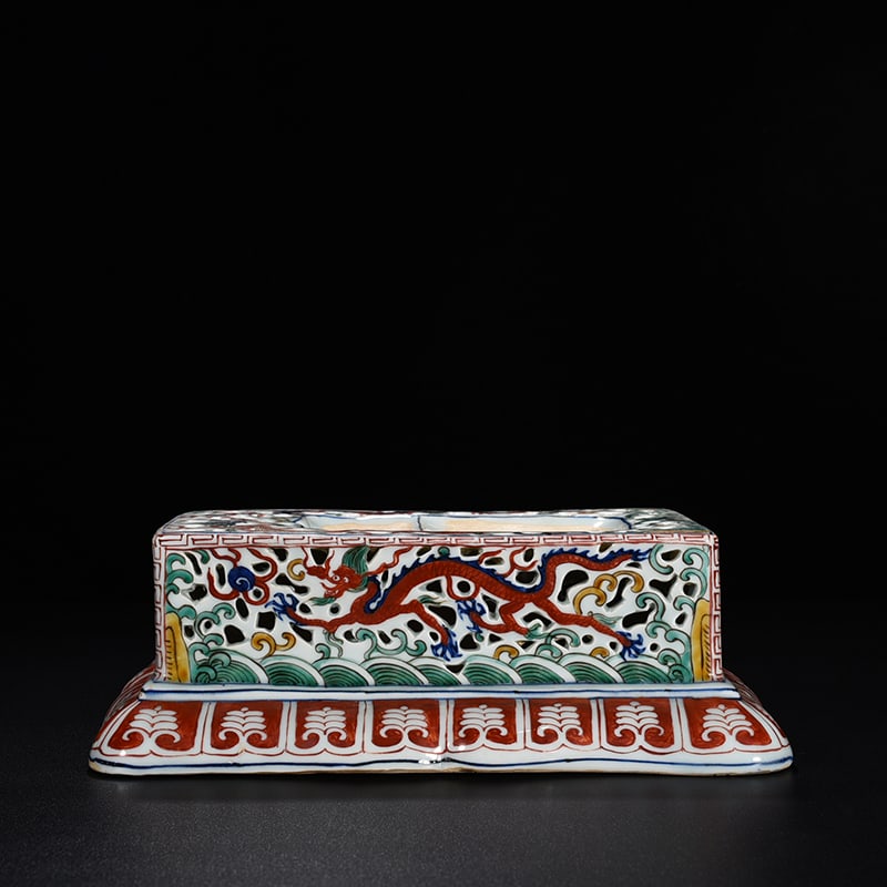 An Exquisite Chinese blue and white multi colored inkstone: Size: Height 10 cm - Widthh 29 cm Materials: Porcelain Dynasty: Ming Dynasty Attribution: Wanli Mark Object: inkstone