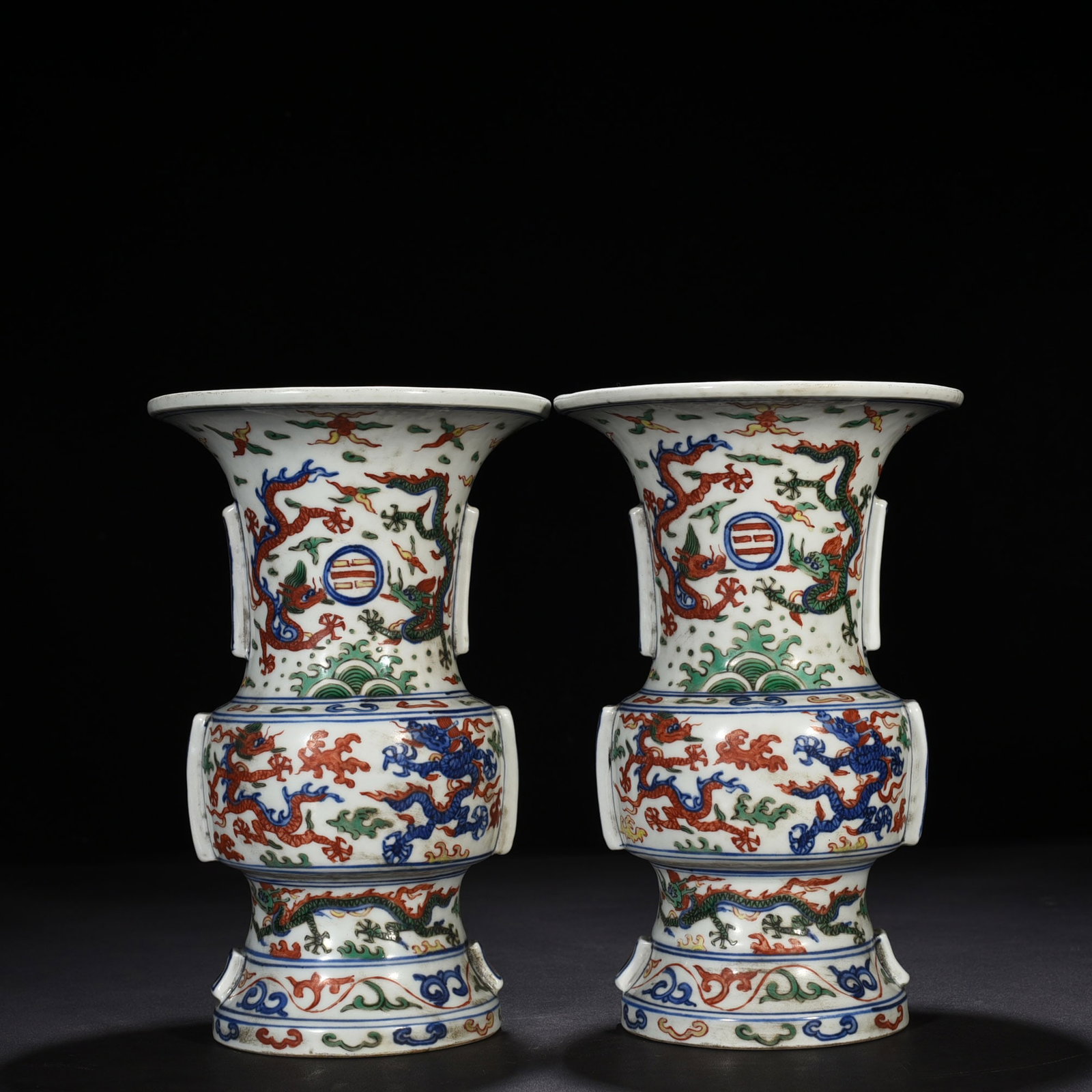 An Exquisite Chinese blue and white multi colored halberd vase: Size: Height 26.5 cm - Widthh 16.5 cm Materials: Porcelain Dynasty: Ming Dynasty Attribution: Wanli Mark Object: vase