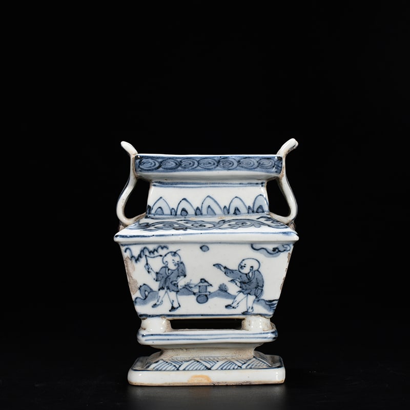An Exquisite Chinese blue and white incense burner: Size: Height 12 cm - Widthh 9 cm Materials: Porcelain Dynasty: Ming Dynasty Attribution: Wanli Mark Object: burner