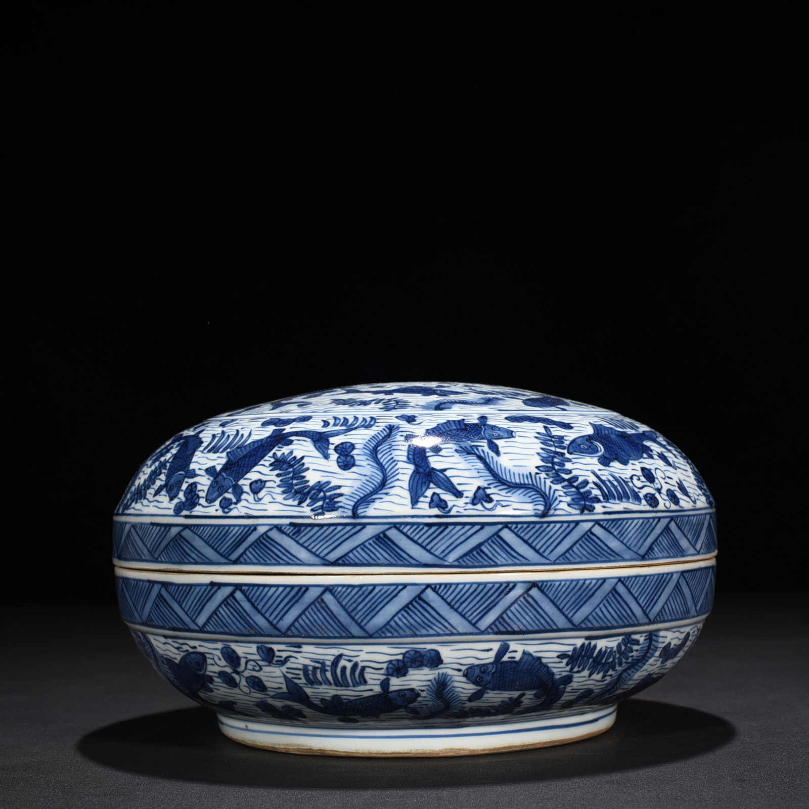 An Exquisite Chinese blue and white box: Size: Height 13 cm - Widthh 24 cm Materials: Porcelain Dynasty: Ming Dynasty Attribution: Wanli Mark Object: box