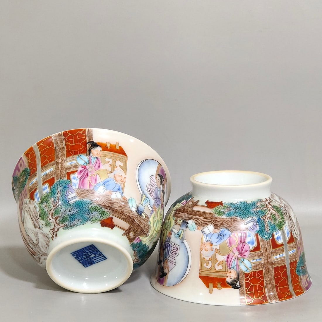 An Exquisite Chinese figure's small bowl from The Romance of the West Chamber: Size: Height 10.5 cm - Width 6.8 cm Materials: Porcelain Dynasty: Qing dynasty Inscription: Qianlong Mark Object: bowl