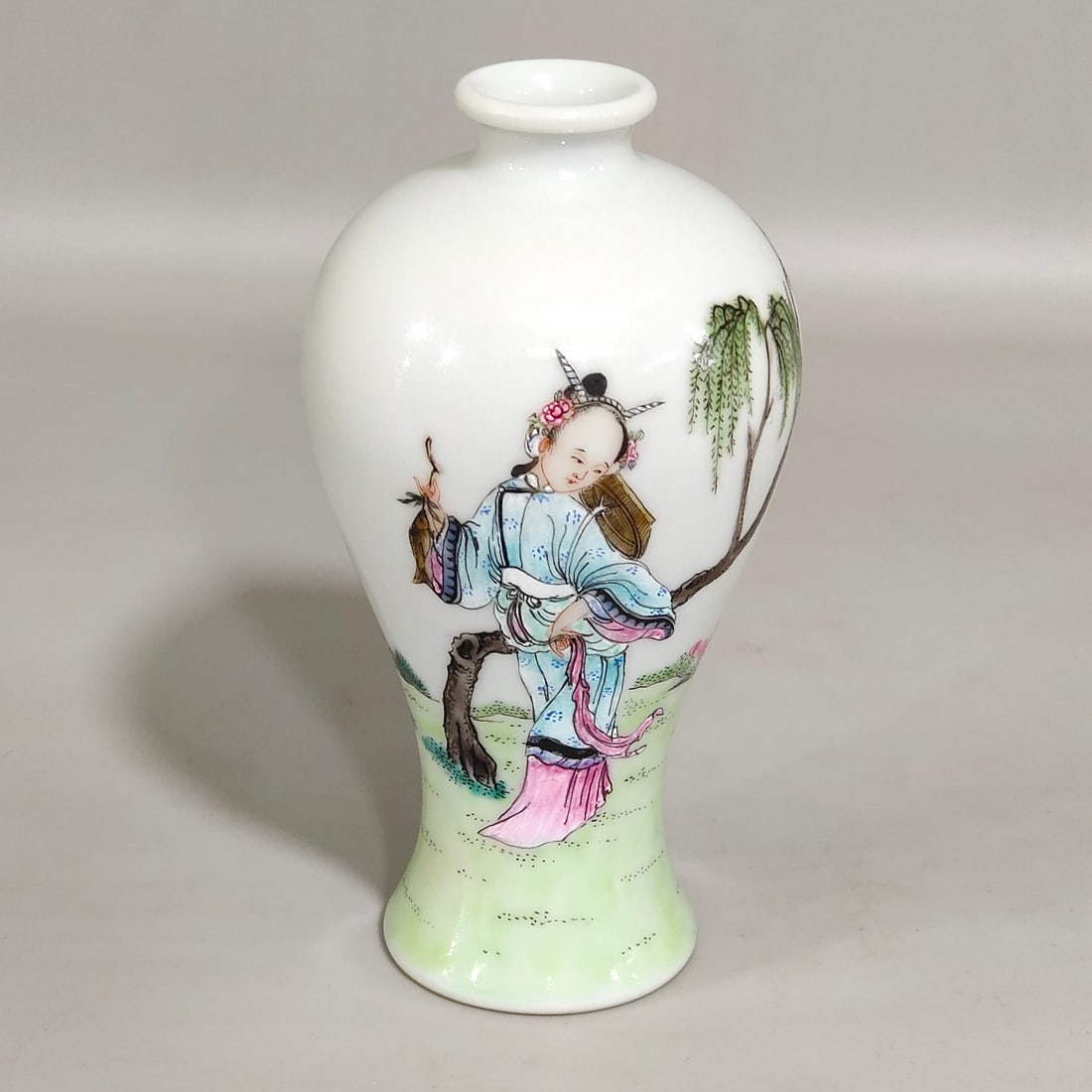 An Exquisite Chinese Plum vase with pictures of ladies (1 of 9)