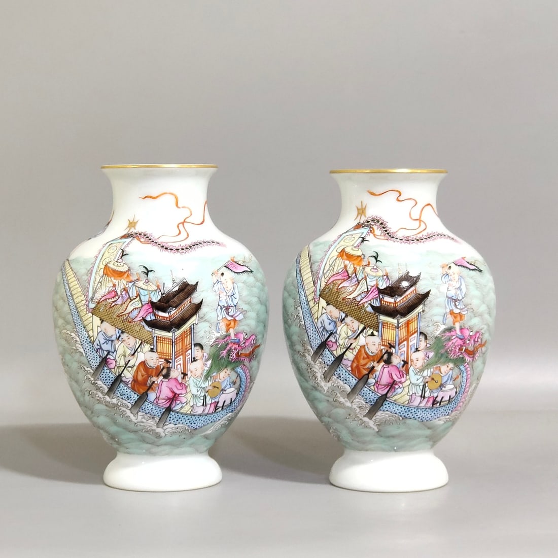 An Exquisite Chinese dragon boat bottle: Size: Height 11.5 cm - Width 8 cm Materials: Porcelain Dynasty: Qing dynasty Inscription: Qianlong Mark Object: bottle
