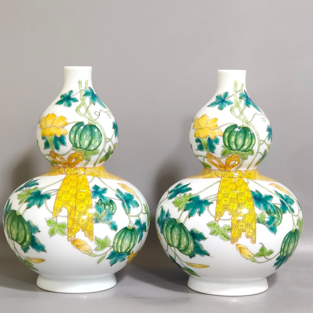 An Exquisite Chinese baggage bottle: Size: Height 22 cm - Width 14 cm Materials: Porcelain Dynasty: Qing dynasty Inscription: Qianlong Mark Object: bottle