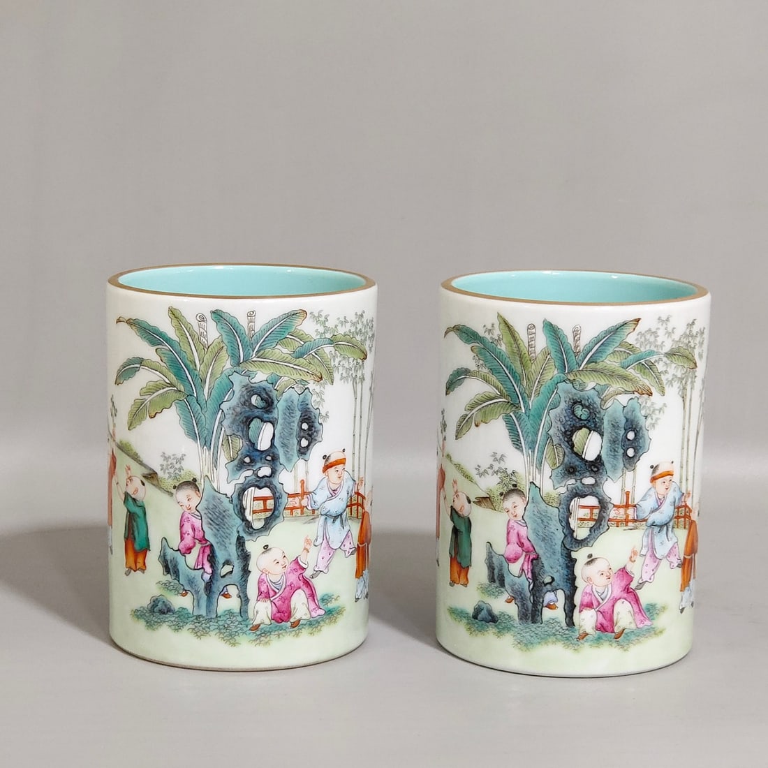 An Exquisite Chinese Sixteenth Pen Holder: Size: Height 9.5 cm - Width 7 cm Materials: Porcelain Dynasty: Qing dynasty Inscription: Qianlong Mark Object: pen holder