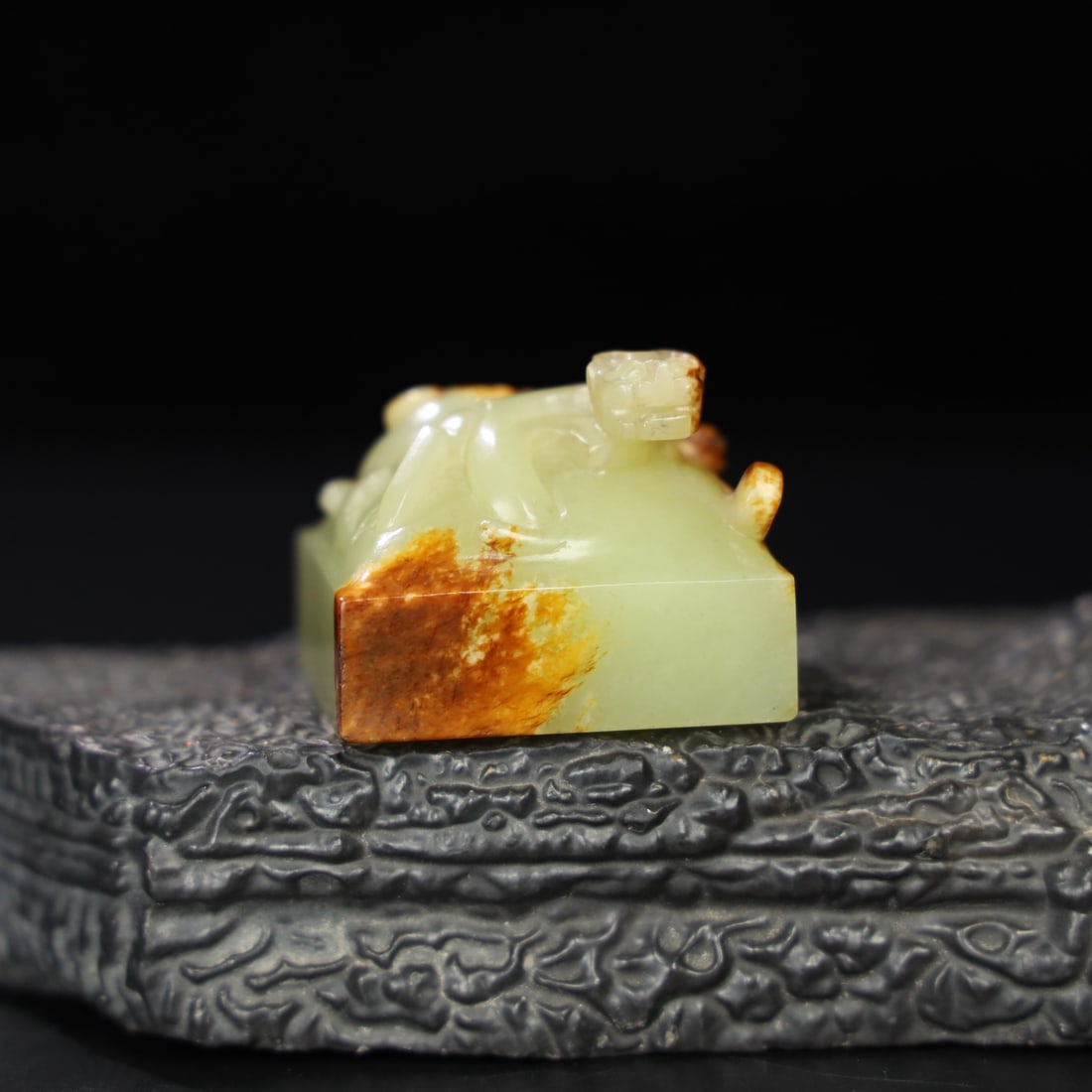 An Exquisite Chinese Natural Jade Carved Seal: Size: Width 4 cm - Height 3.2 cm Materials: Jade Dynasty: Qing dynasty Attribution: Qianlong Period Object: Seal