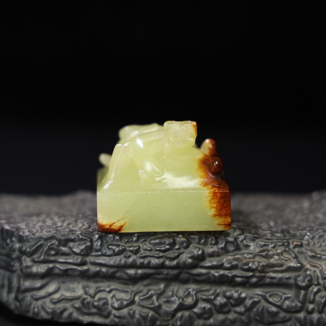 An Exquisite Chinese Natural Jade Carved Seal: Size: Width 3.8 cm - Height 3 cm Materials: Jade Dynasty: Qing dynasty Attribution: Qianlong Period Object: Seal