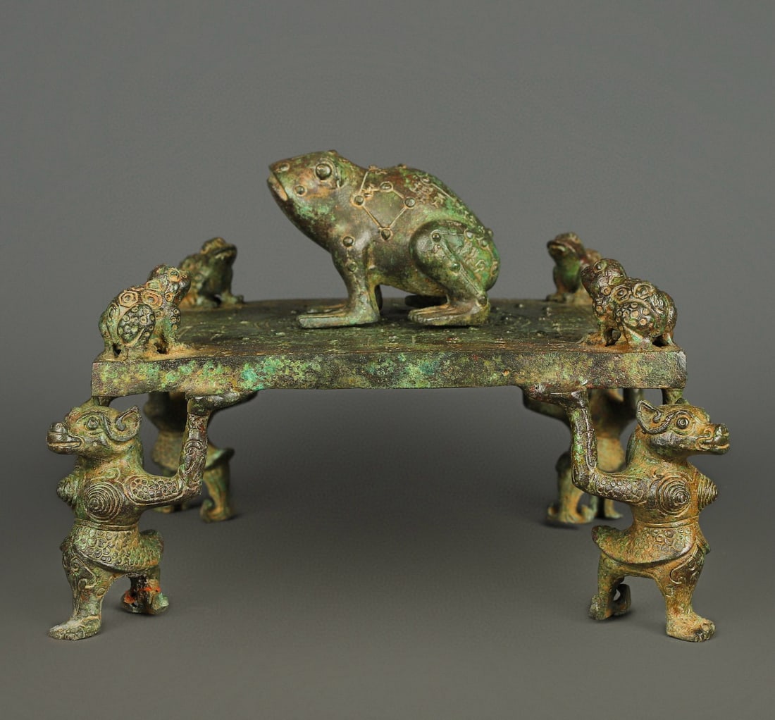 An Exquisite Chinese Bronze Frog Square Compass: Size: Height 22 cm - Width 29 cm Materials: Bronze Dynasty: Han dynasty Attribution: 1st to 3rd-C Object: Bell