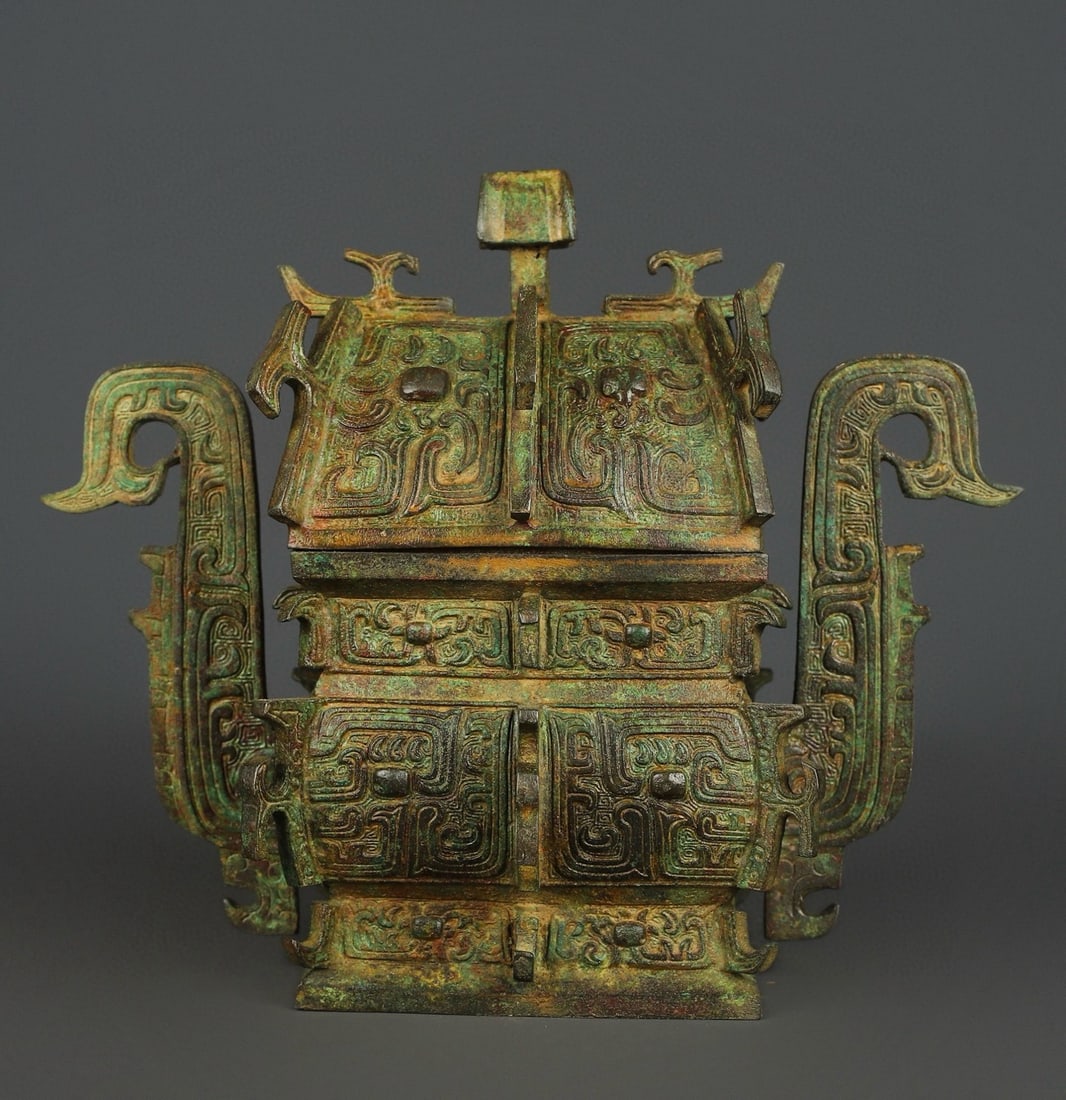 An Exquisite Chinese Bronze double eared Gui: Size: Height 23 cm - Width 27 cm Materials: Bronze Dynasty: zhou dynasty Attribution: 700-BC Object: Bell