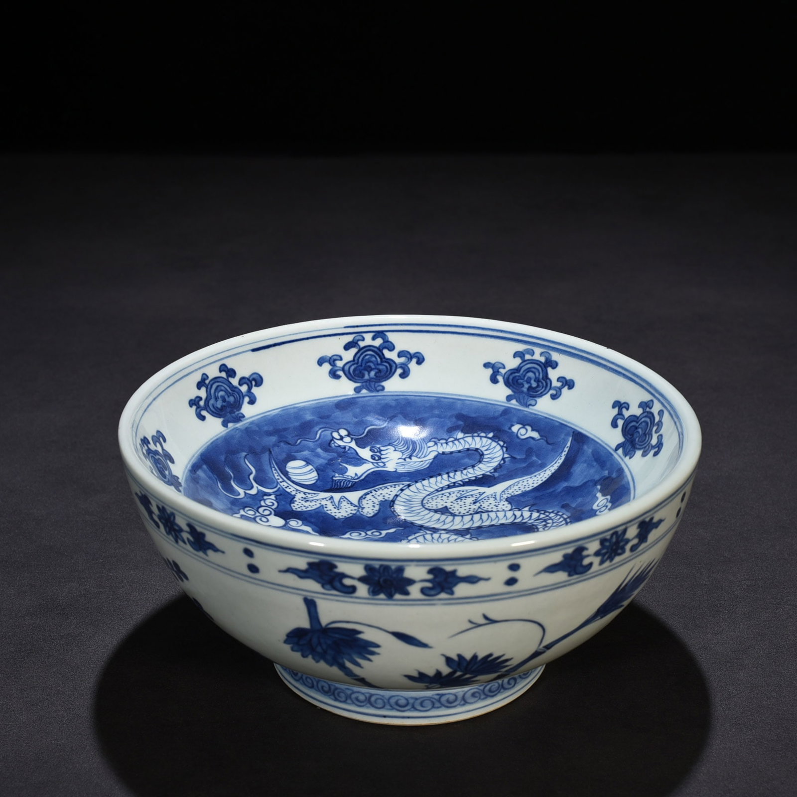 An Exquisite Chinese blue and white Kongming bowl: Size: Height 10 cm - Widthh 22 cm Materials: Porcelain Dynasty: Ming Dynasty Attribution: Wanli Mark Object: bowl