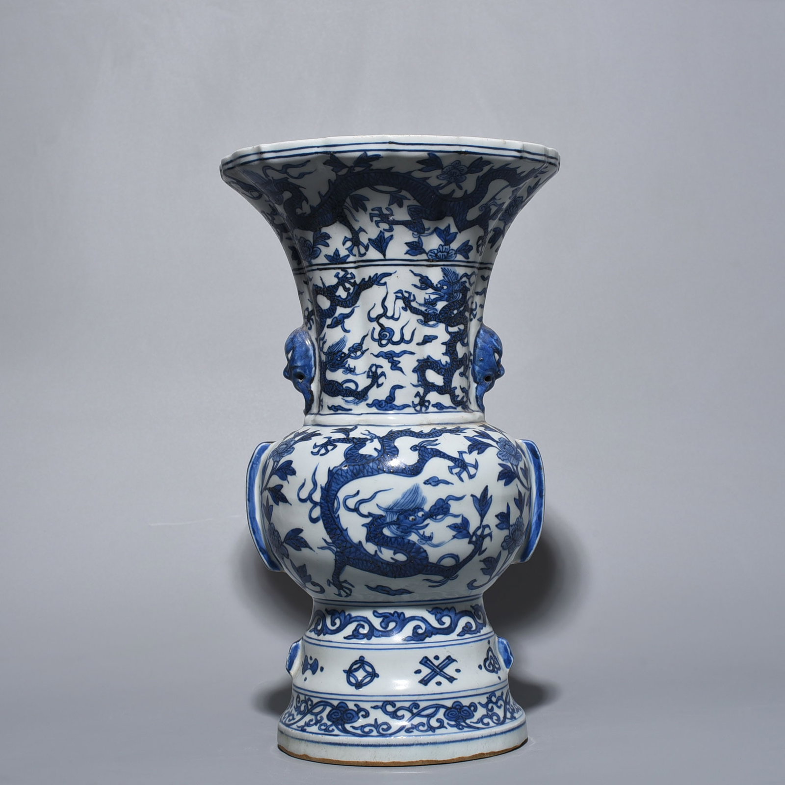 An Exquisite Chinese blue and white dragon pattern vase: Size: Height 35 cm - Widthh 20 cm Materials: Porcelain Dynasty: Ming Dynasty Attribution: Wanli Mark Object: vase