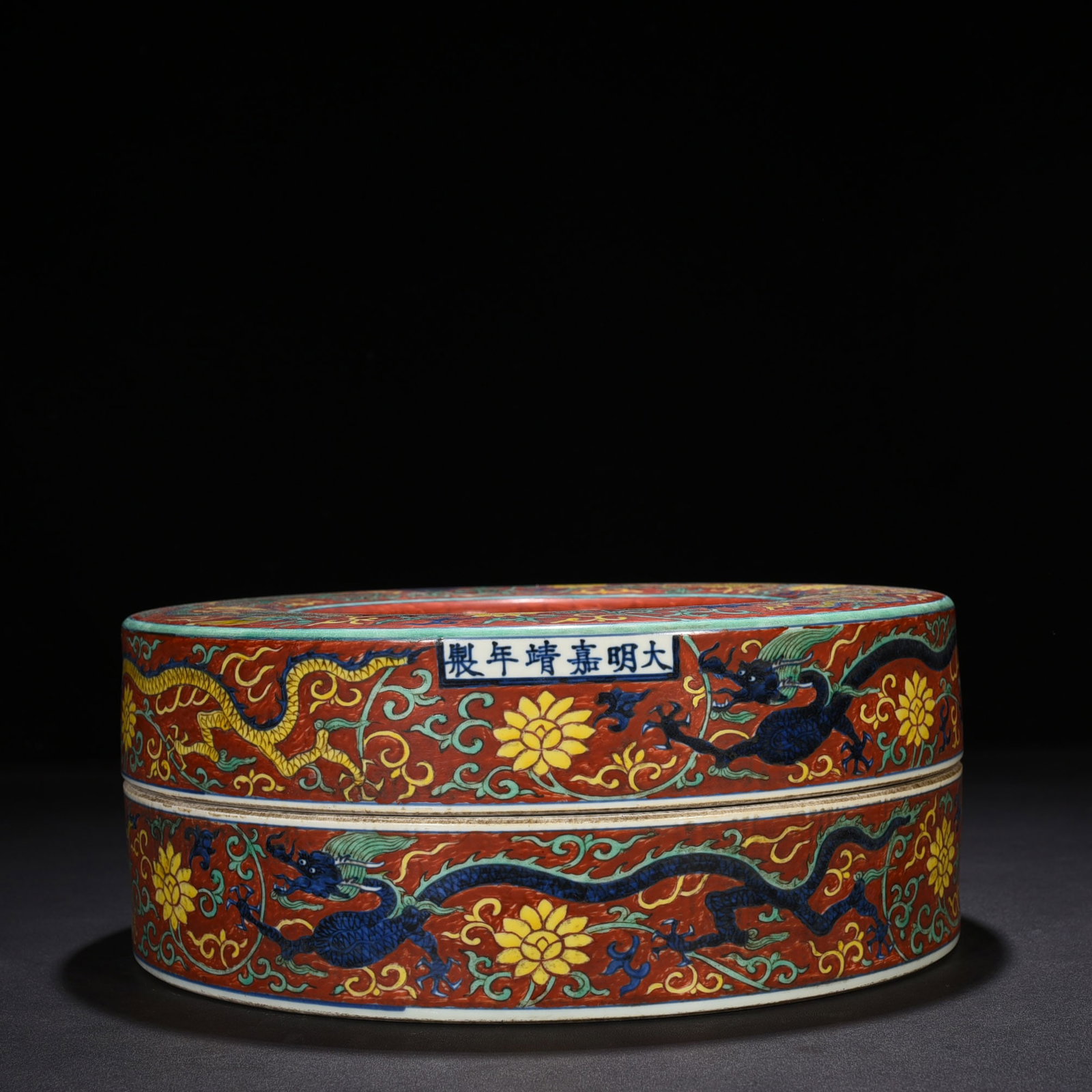 An Exquisite Chinese red ground blue and white chaozhu box: Size: Height 12.5 cm - Widthh 31 cm Materials: Porcelain Dynasty: Ming Dynasty Attribution: Jiajing Mark Object: box