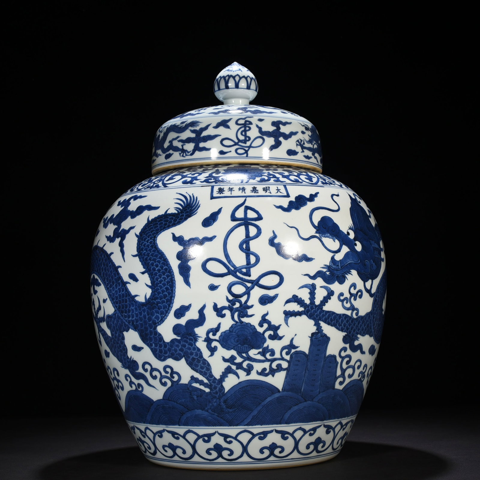 An Exquisite Chinese blue and white lid jar: Size: Height 56 cm - Widthh 38 cm Materials: Porcelain Dynasty: Ming Dynasty Attribution: Jiajing Mark Object: jar