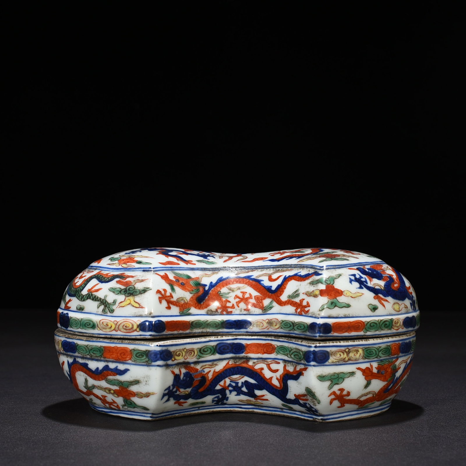 An Exquisite Chinese blue and white multi colored box: Size: Height 9 cm - Widthh 21 cm Materials: Porcelain Dynasty: Ming Dynasty Attribution: Jiajing Mark Object: box