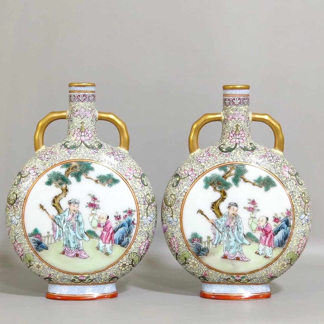 An Exquisite Chinese Gu Yuexuan window character story holding moon vase: Size: Height 16.1 cm - Width 11.5 cm Materials: Porcelain Dynasty: Qing dynasty Inscription: Qianlong Mark Object: vase