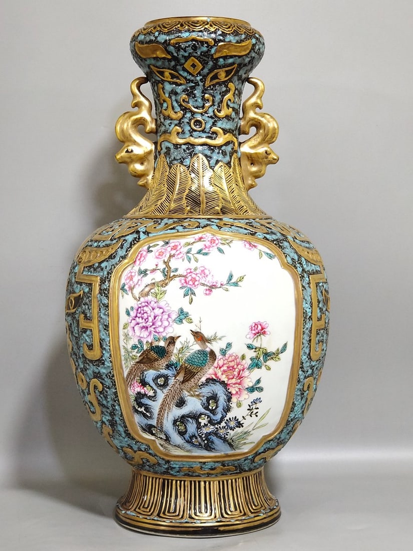 An Exquisite Chinese bronze color window flowerAnd bird amphorae: Size: Height 37.5 cm - Width 18 cm Materials: Porcelain Dynasty: Qing dynasty Inscription: Qianlong Mark Object: amphora
