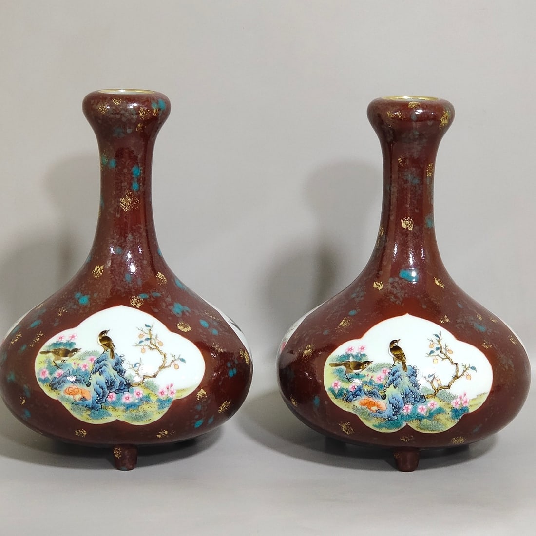 An Exquisite Chinese bronze color window flower birdAnd garlic vase: Size: Height 19 cm - Width 13 cm Materials: Porcelain Dynasty: Qing dynasty Inscription: Qianlong Mark Object: vase