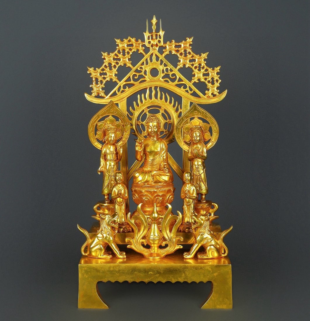 An Exquisite Chinese Golden Buddha Statue: Size: Height 53 cm - Width 26.5 cm Materials: Bronze Dynasty: wei dynasty Attribution: 386 to 534/535 AD Object: Bell