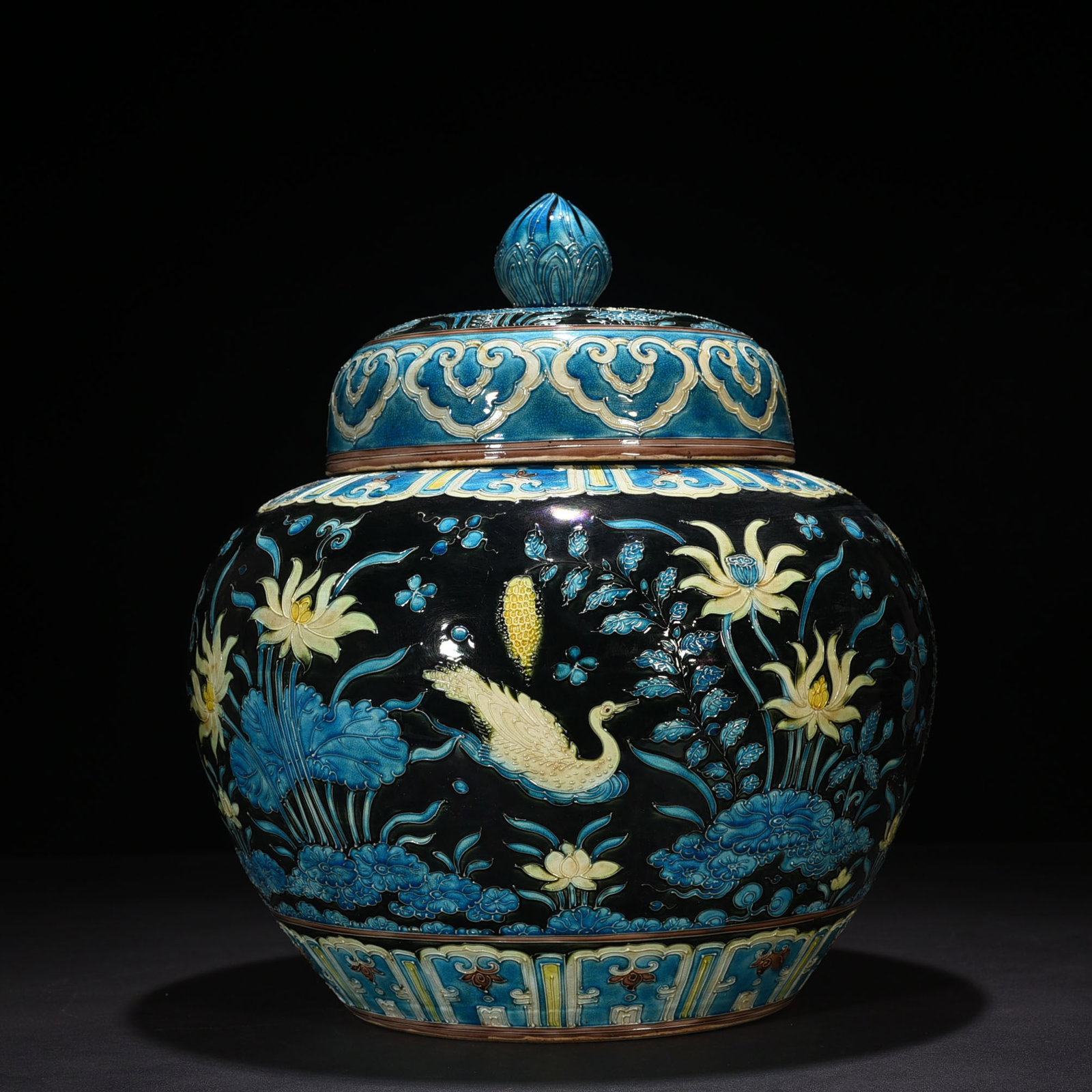An Exquisite Chinese black ground enamel jar (1 of 9)