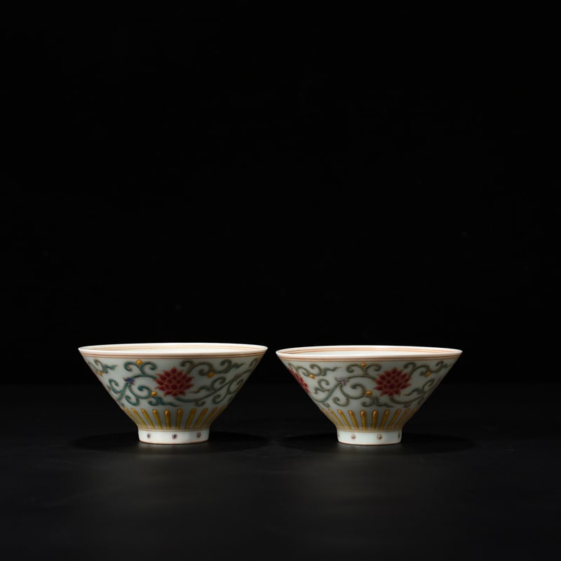 An Exquisite Chinese multi colored bamboo hat bowl: Size: Height 4.5 cm - Widthh 10 cm Materials: Porcelain Dynasty: Ming Dynasty Attribution: Xuande Mark Object: bowl