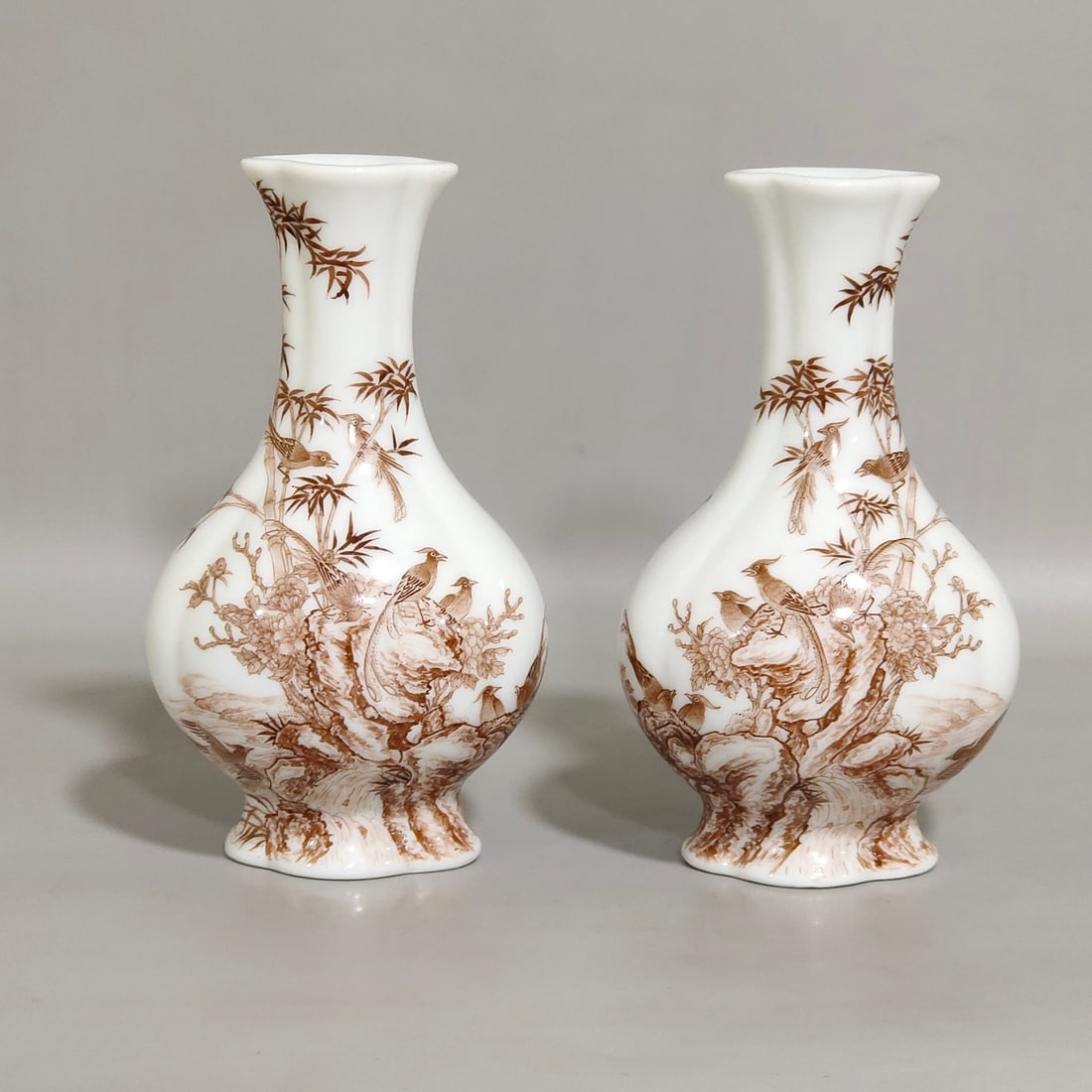 An Exquisite Chinese ink color flowerAnd bird poem begonia-shaped vial: Size: Height 10.5 cm - Width 6.2 cm Materials: Porcelain Dynasty: Qing dynasty Inscription: Qianlong Mark Object: vase