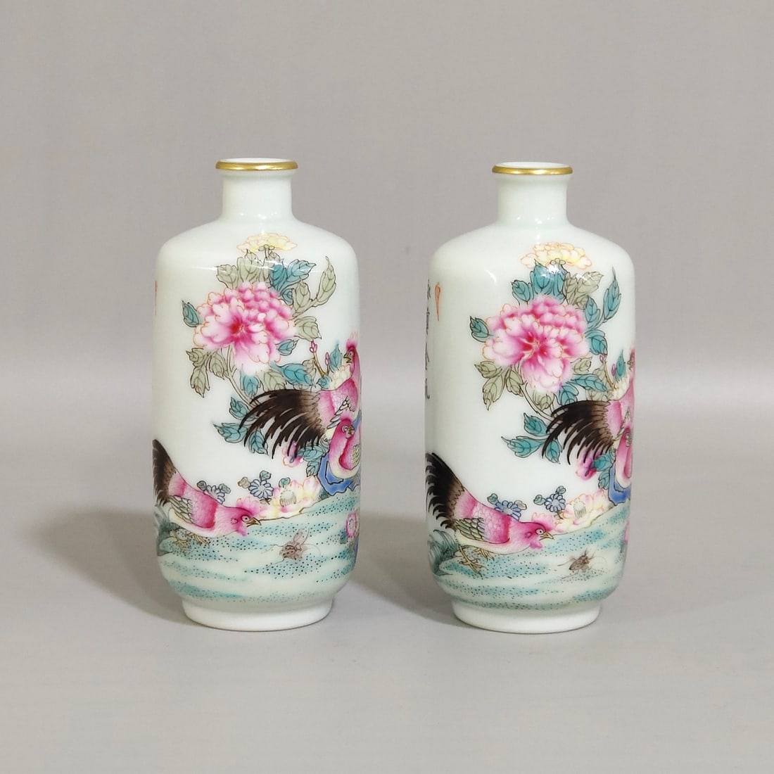 An Exquisite Chinese Daji Dali snuff bottle: Size: Height 8.5 cm - Width 3.8 cm Materials: Porcelain Dynasty: Qing dynasty Inscription: Qianlong Mark Object: bottle