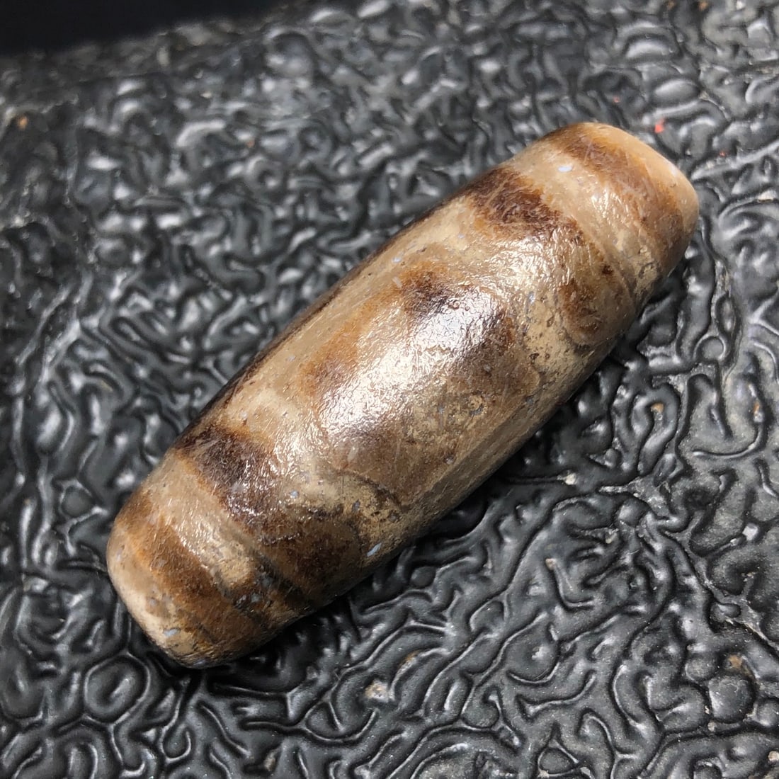 An Exquisite Chinese Natural Agate DZI Beads: Size: Width 4 cm - Height 1.5 cm Materials: Agate Dynasty: Qing dynasty Attribution: Qianlong Period Object: Dzi Beads