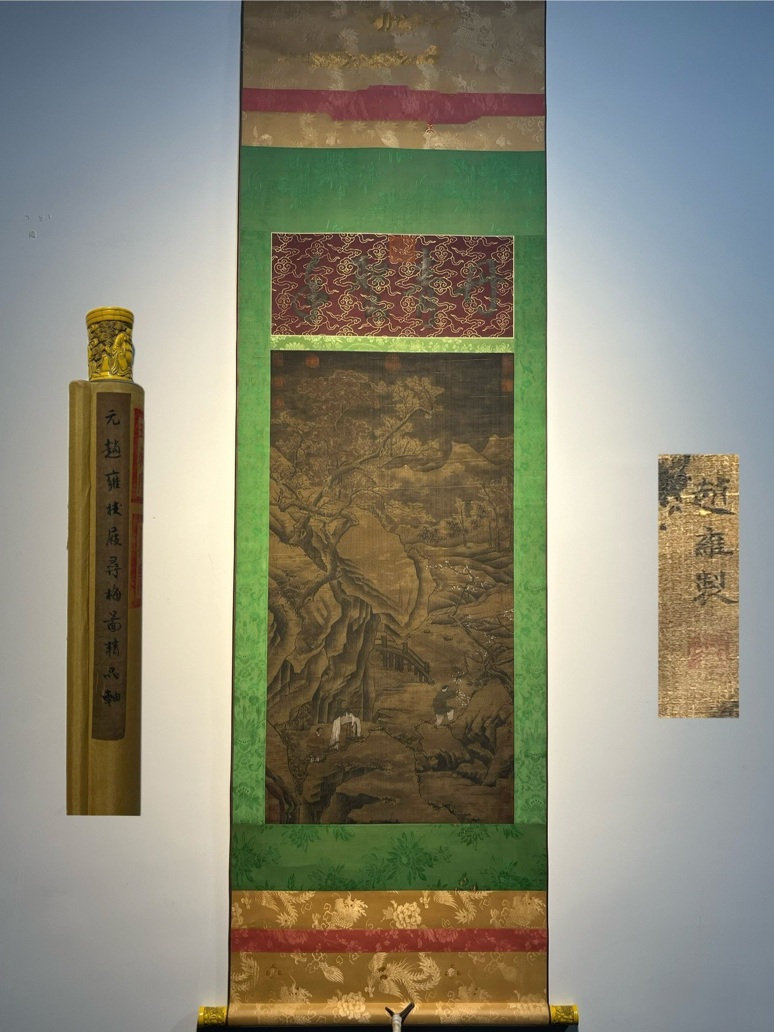 Chinese scroll painting Zhao Yong: Size: Height 125 cm - Width 52 cm Materials: Silk and Paper Dynasty: Yuan Dynasty Inscription: Zhao Yong Object: Scroll Zhao Yong, a renowned calligrapher and painter of the Yuan Dynasty, hand-painted