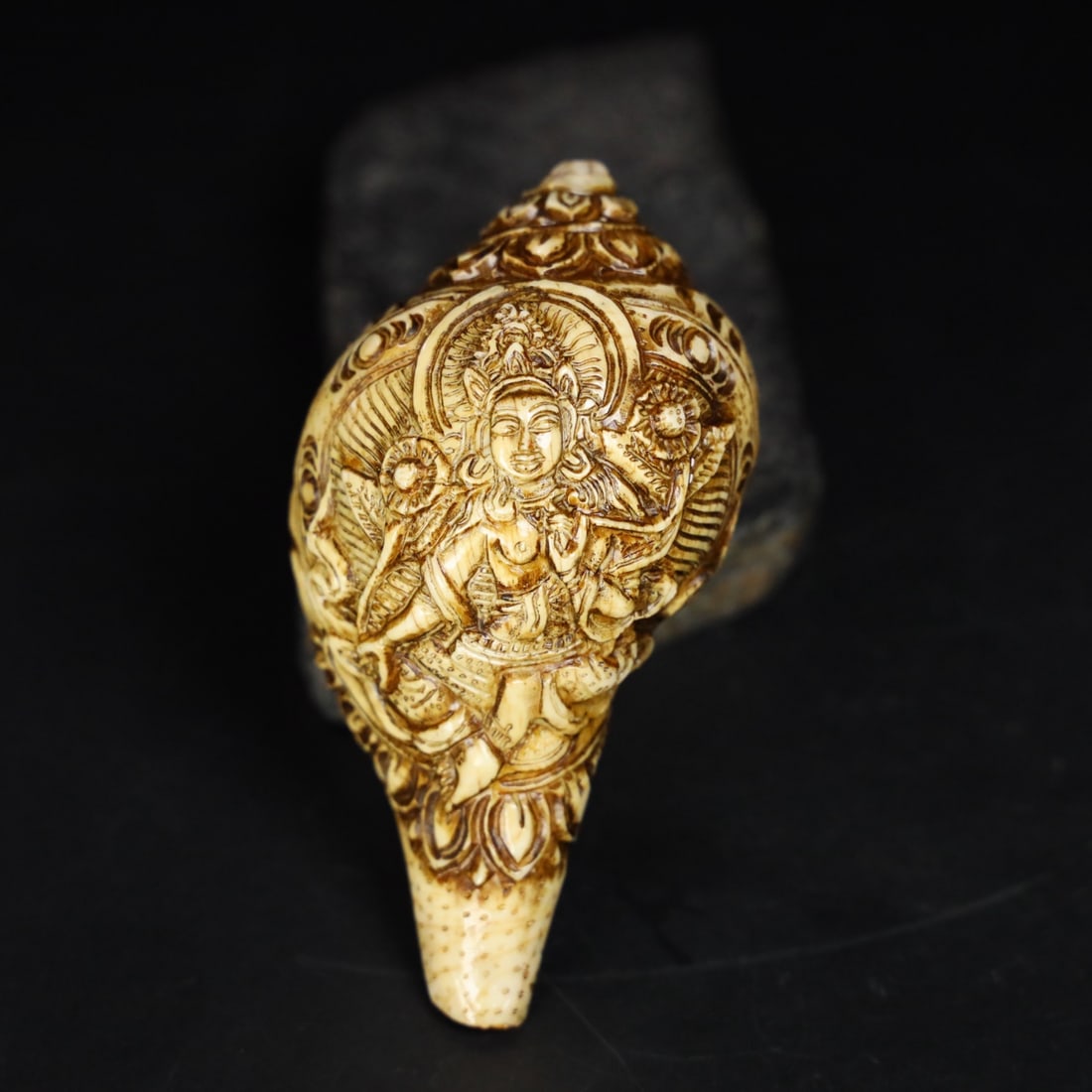 An Exquisite Chinese Natural Jade Carved Tibetan craftsmanshi: Size: Width 10.8 cm - Height 5.8 cm Materials: Jade Dynasty: Qing dynasty Attribution: Qianlong Period Object: Tibetan craftsmanshi