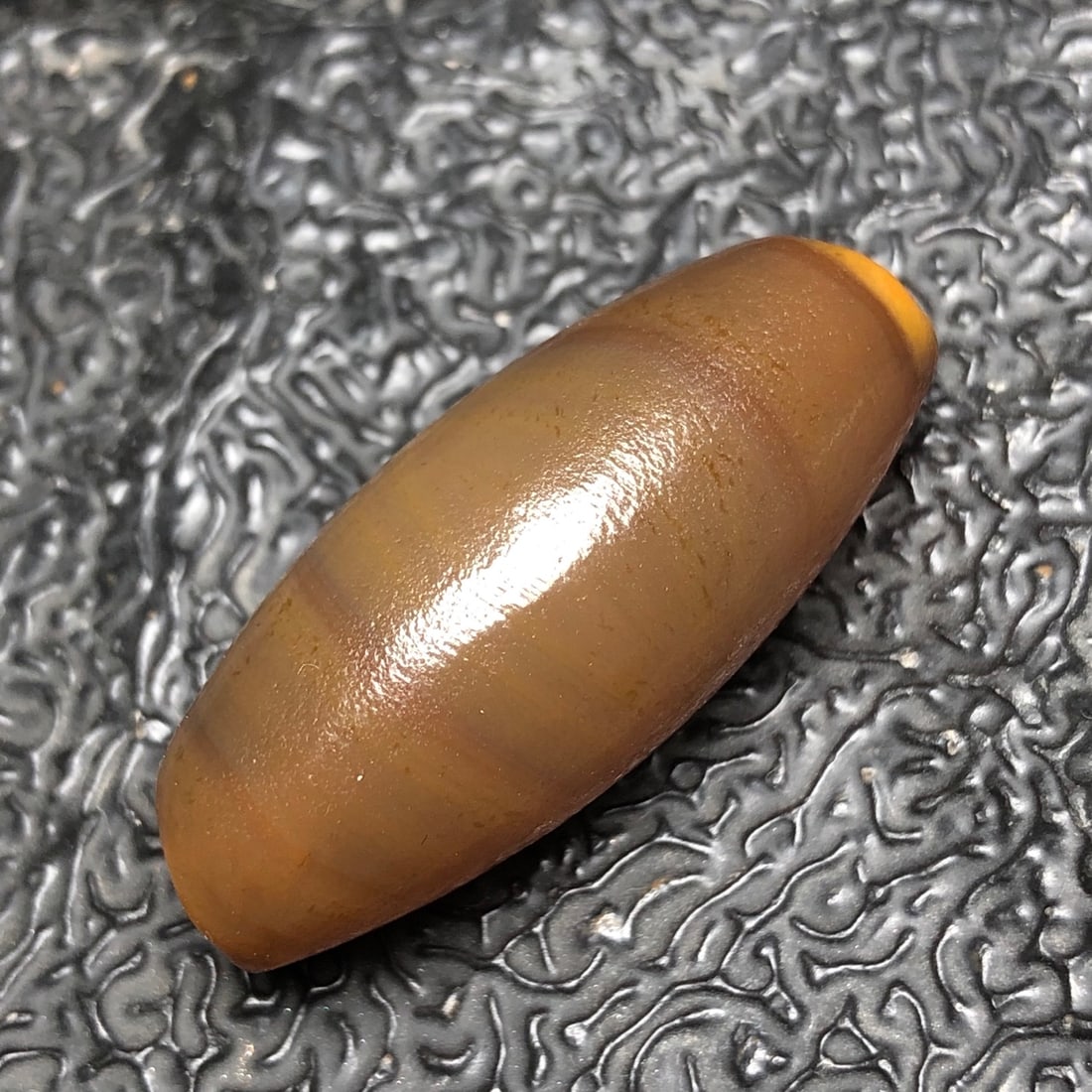 An Exquisite Chinese Natural Agate DZI Beads: Size: Width 3.8 cm - Height 1.6 cm Materials: Agate Dynasty: Qing dynasty Attribution: Qianlong Period Object: DZI beads
